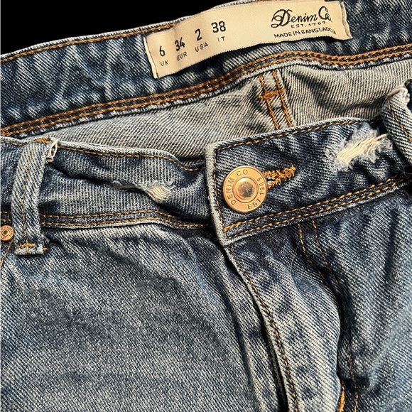 Denim & Co Distressed Jean Shorts- Size 2 - Picture 3 of 8